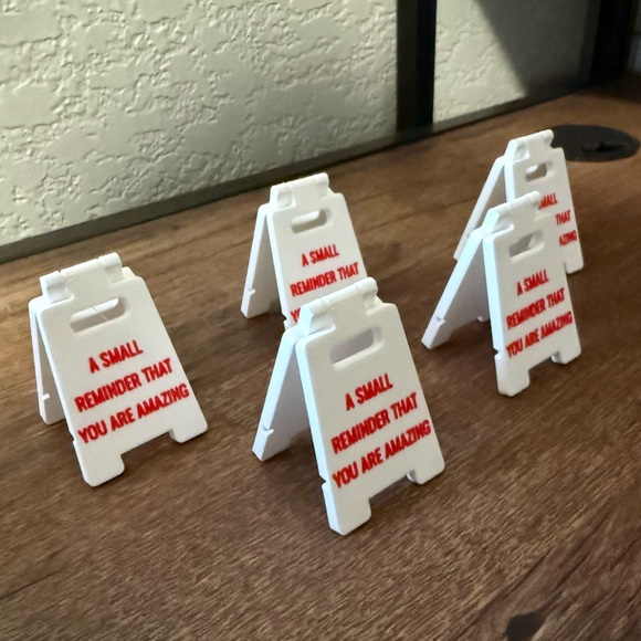 Valentine's Little White Sign "A Small Reminder That You Are Amazing" (Set of 5) - Picture 3 of 4